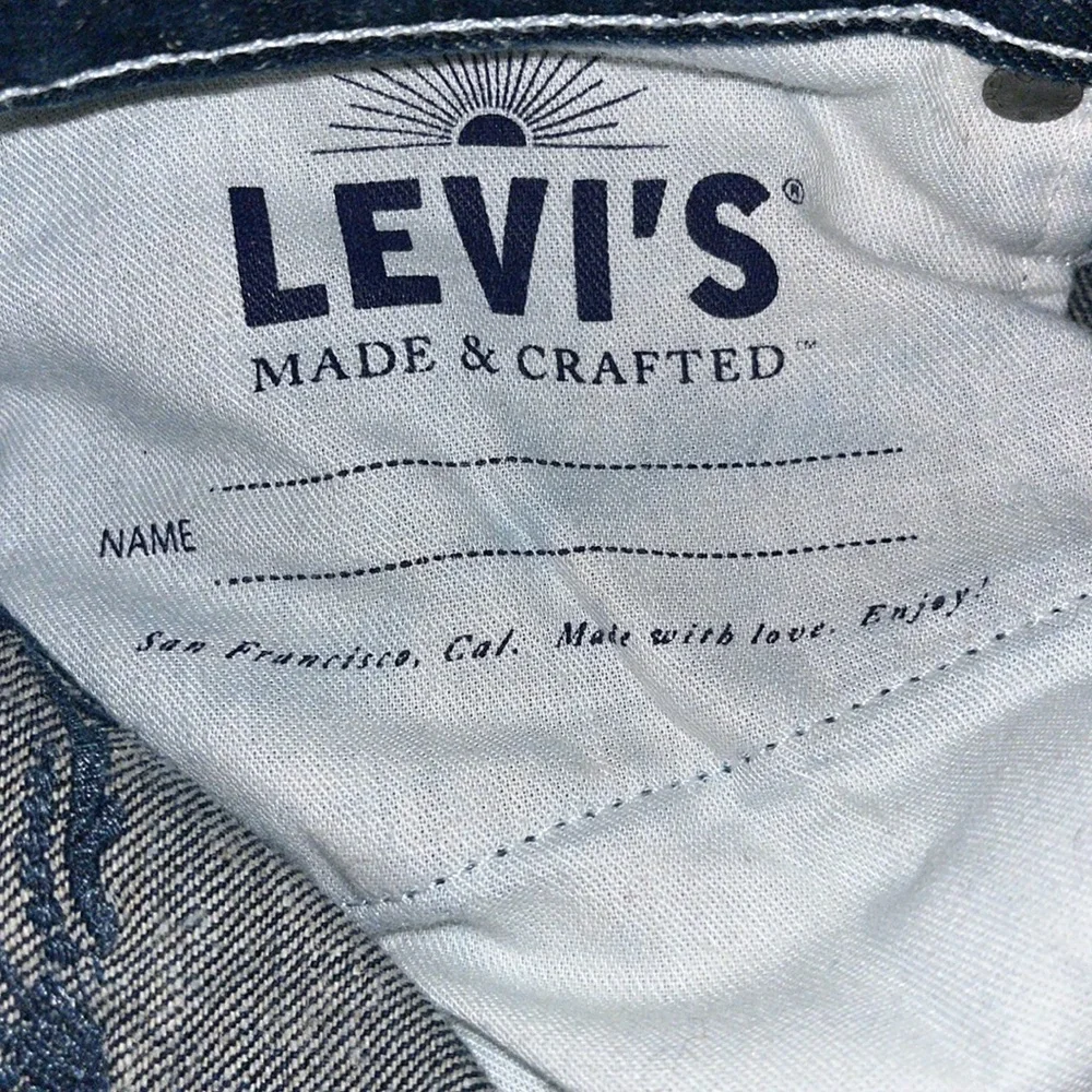 Levi’s Barrel Crop High Rise‎ Jeans with Embroidered Back Pockets.